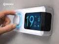 Dito come funziona un termostato wifi: una mano regola la temperatura su un display digitale moderno.