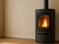 Stufa a pellet moderna con fiamme vive, ideale per la detrazione stufa a pellet senza ristrutturazione. Riscalda la tua casa con stile.