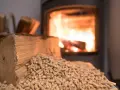 Legna e pellet pronti per la stufa. Speriamo non ci sia un odore acre questa volta.