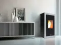 Stufa a pellet da 8 kW con fiamme vive. Arreda un soggiorno moderno con un mobile contenitore e decorazioni.