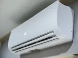 Unità interna di un condizionatore inverter, che mostra la differenza tra condizionatore inverter e pompa di calore.