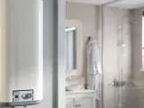 Scaldabagno bianco moderno in un bagno. Potrebbe essere la causa del fischio.