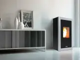 Stufa a pellet moderna con fiamme vive. Quanto dura un sacco di pellet? Dipende dall'uso, ma questa stufa è efficiente.