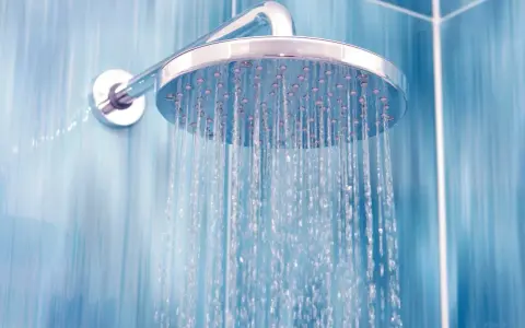 Doccia con getto potente, ideale per aumentare pressione acqua doccia e godersi un bagno rigenerante.
