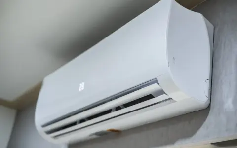Unità interna di un condizionatore inverter, che mostra la differenza tra condizionatore inverter e pompa di calore.