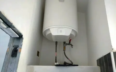 Scaldabagno elettrico bianco con tubi e rubinetto. Potrebbe esserci aria nello scaldabagno elettrico, ma l'immagine non lo mostra.