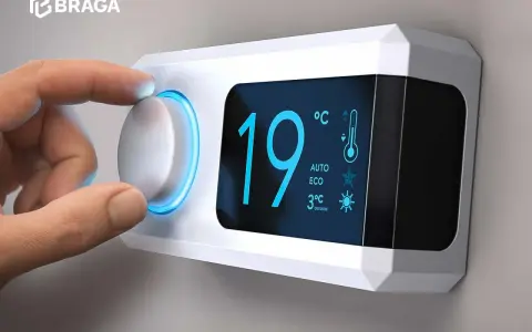 Dito come funziona un termostato wifi: una mano regola la temperatura su un display digitale moderno.