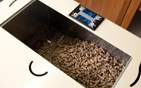Serbatoio pieno di pellet, alcuni sembrano un po' troppo lunghi per la stufa. Il display digitale mostra 19 e 25.