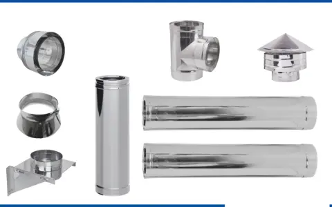 Componenti per il tiraggio stufa a pellet: tubi, curve, cappello e staffa a muro in acciaio inox lucido.