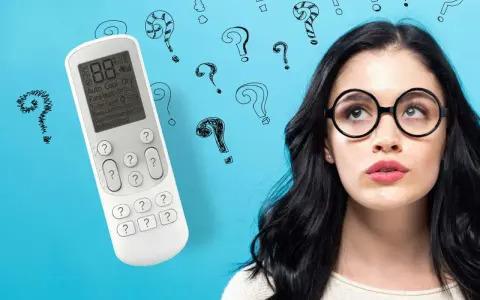 Ragazza con occhiali guarda telecomando condizionatore, circondata da punti interrogativi. Cosa significa "swing"?
