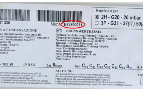 Etichetta caldaia con modello NUVOLA HT 330 e matricola B72890011. Dettagli tecnici e avvertenze di installazione.