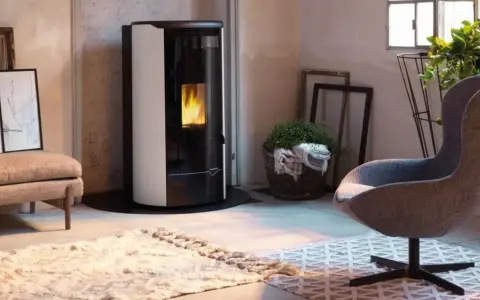 Stufa a pellet moderna con fiamme vive. La presa aria stufa pellet obbligatoria è integrata nel design elegante.