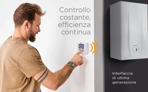 Uomo interagisce con il termostato per un controllo costante e un'efficienza continua. L'interfaccia di ultima generazione garantisce comfort e risparmio.