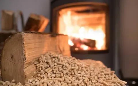 Legna e pellet pronti per la stufa. Speriamo non ci sia un odore acre questa volta.