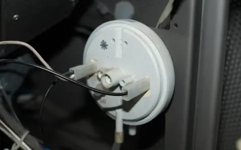 Componente di una stufa pellet King, forse la causa di problemi. Si vede un pressostato con cavi collegati.