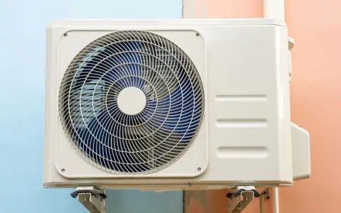 Unità esterna di climatizzatore, un'alternativa efficiente alle caldaie senza gas per il riscaldamento e raffrescamento.