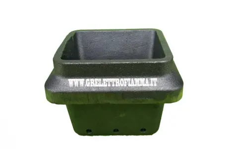 Braciere in ghisa per stufa a pellet, con logo "GRELETTROFIAMMA.IT" inciso. Sembra un ricambio per una stufa a pellet rotta.