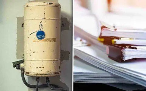 Vecchia caldaia arrugginita e pile di documenti. Pronti per lo smaltimento caldaie e la gestione burocratica.