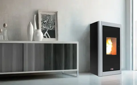 Stufa a pellet moderna con fiamme vive. Quanto dura un sacco di pellet? Dipende dall'uso, ma questa stufa è efficiente.