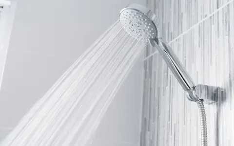Doccia cromata con getti d'acqua. Il mio scaldabagno fischia quando apro acqua fredda, un suono strano.