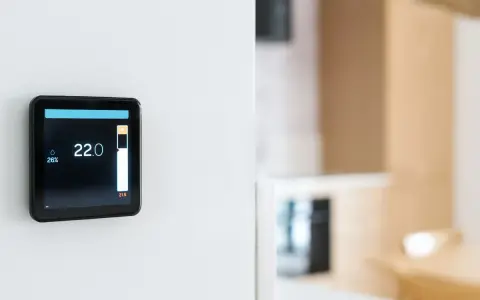 Schermo di un termostato wireless che mostra 22°C e 26% umidità. Illustra come funziona per un comfort ottimale.
