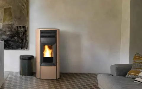 Stufa a pellet idro, elegante e moderna, con fiamme vive. Può funzionare senza acqua, offrendo calore e stile.