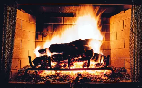 Legna che arde in un camino, con fiamme vivaci e un buon tiraggio presa aria camino che alimenta il fuoco.