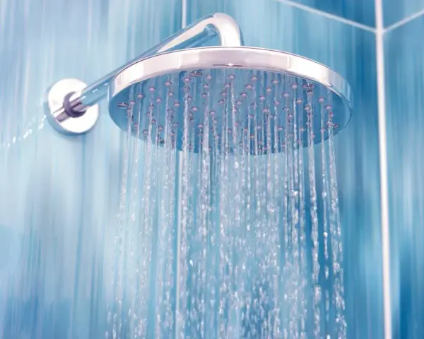 Doccia con getto potente, ideale per aumentare pressione acqua doccia e godersi un bagno rigenerante.