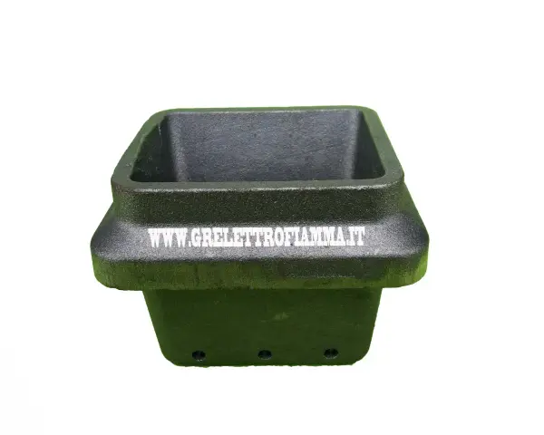 Braciere in ghisa per stufa a pellet, con logo "GRELETTROFIAMMA.IT" inciso. Sembra un ricambio per una stufa a pellet rotta.