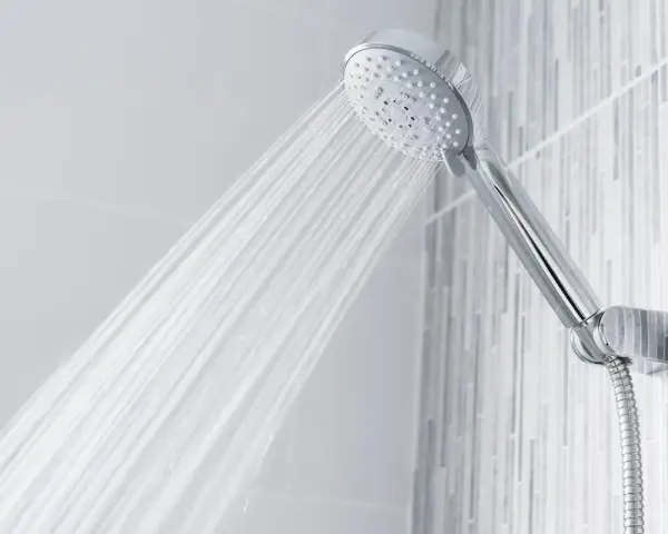Doccia cromata con getti d'acqua. Il mio scaldabagno fischia quando apro acqua fredda, un suono strano.