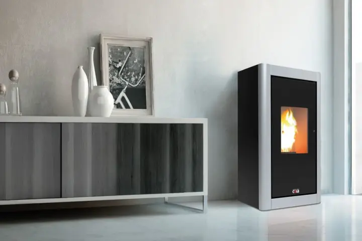 Stufa a pellet moderna con fiamme vive. Quanto dura un sacco di pellet? Dipende dall'uso, ma questa stufa è efficiente.