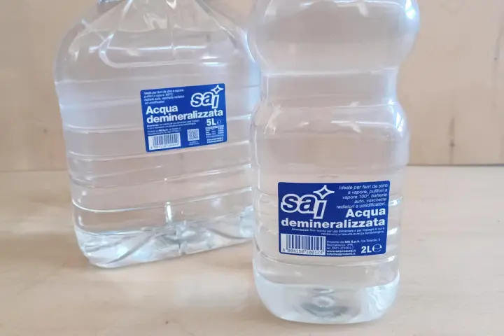 Due bottiglie di acqua demineralizzata, ideale per ferri da stiro e umidificatori.
