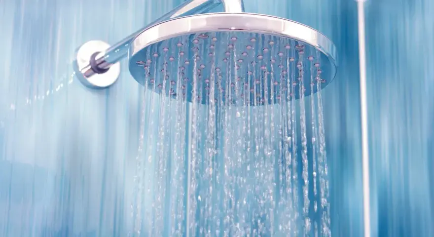 Doccia con getto potente, ideale per aumentare pressione acqua doccia e godersi un bagno rigenerante.