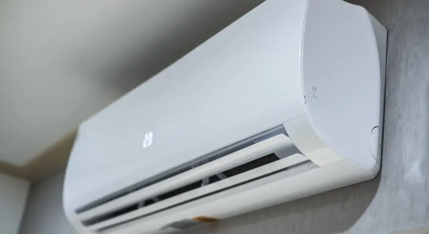 Unità interna di un condizionatore inverter, che mostra la differenza tra condizionatore inverter e pompa di calore.
