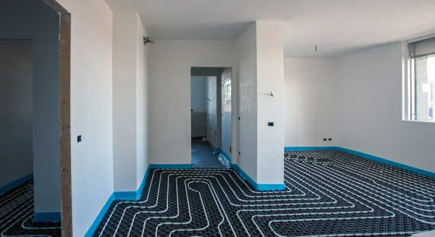 Installazione di riscaldamento a pavimento, un'alternativa moderna ai termosifoni, in un'abitazione in fase di ristrutturazione.