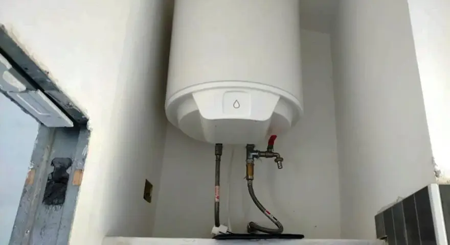 Scaldabagno elettrico bianco con tubi e rubinetto. Potrebbe esserci aria nello scaldabagno elettrico, ma l'immagine non lo mostra.