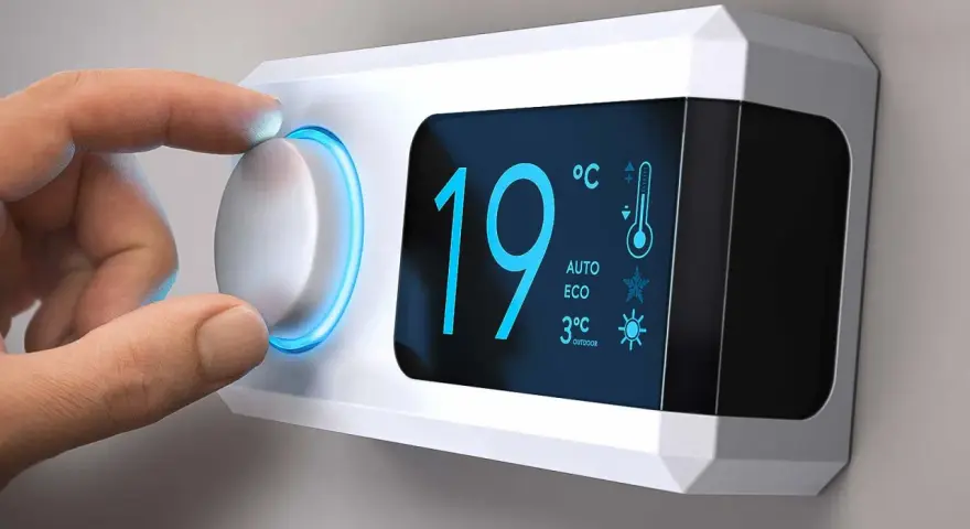 Dito come funziona un termostato wifi: una mano regola la temperatura su un display digitale moderno.