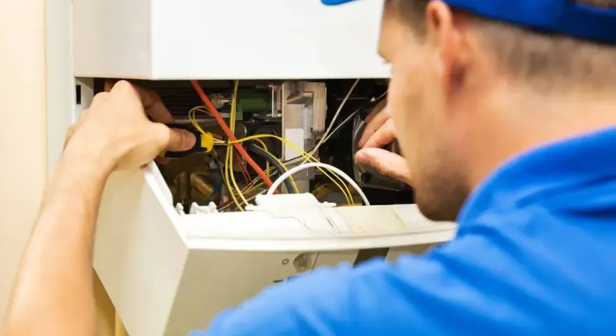 Tecnico ripara caldaia Immergas, il display non si accende.