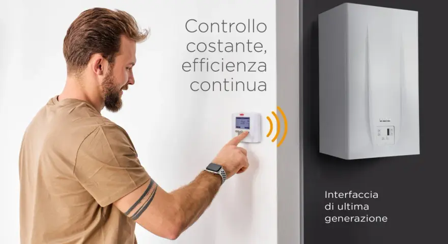 Uomo interagisce con il termostato per un controllo costante e un'efficienza continua. L'interfaccia di ultima generazione garantisce comfort e risparmio.