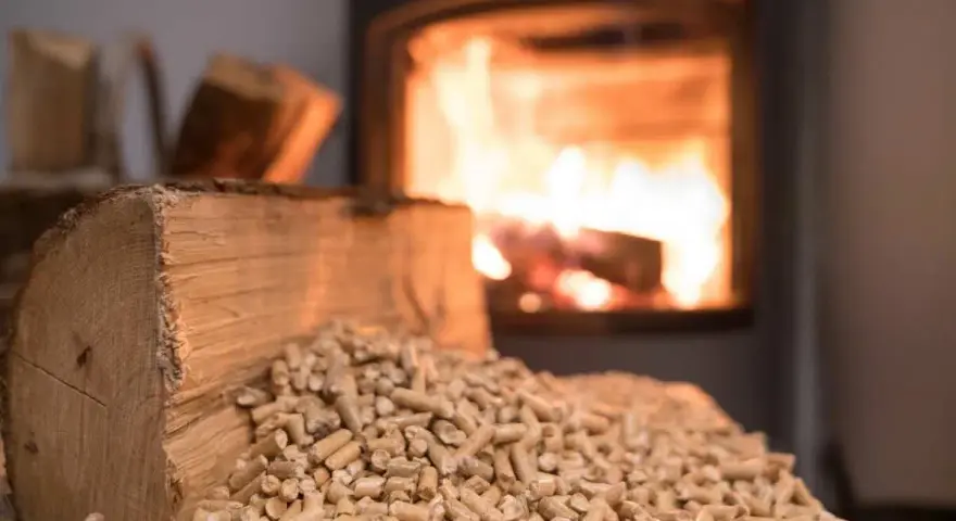 Legna e pellet pronti per la stufa. Speriamo non ci sia un odore acre questa volta.