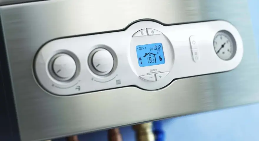 Caldaia moderna con display digitale che mostra la temperatura e la pressione acqua termosifoni.