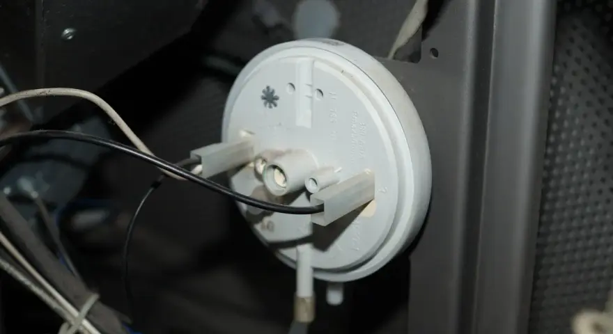 Componente di una stufa pellet King, forse la causa di problemi. Si vede un pressostato con cavi collegati.