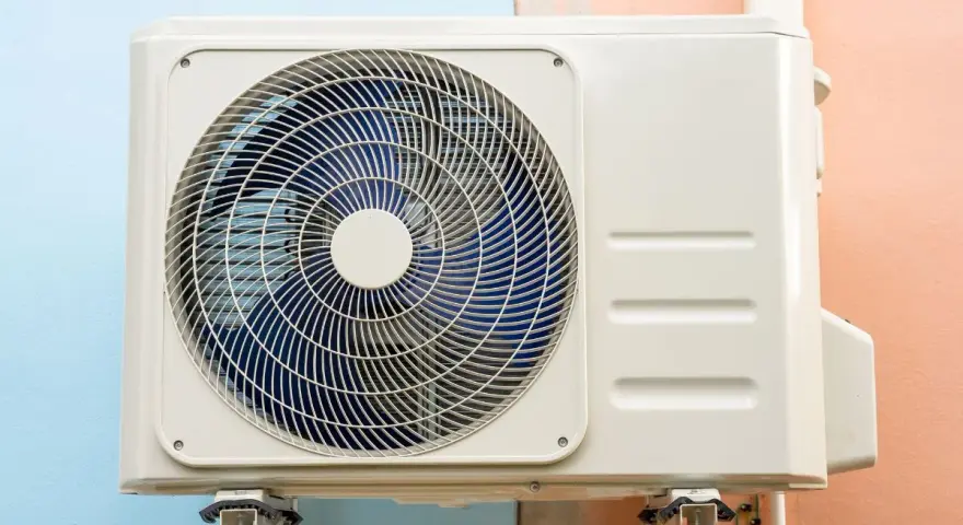 Unità esterna di climatizzatore, un'alternativa efficiente alle caldaie senza gas per il riscaldamento e raffrescamento.