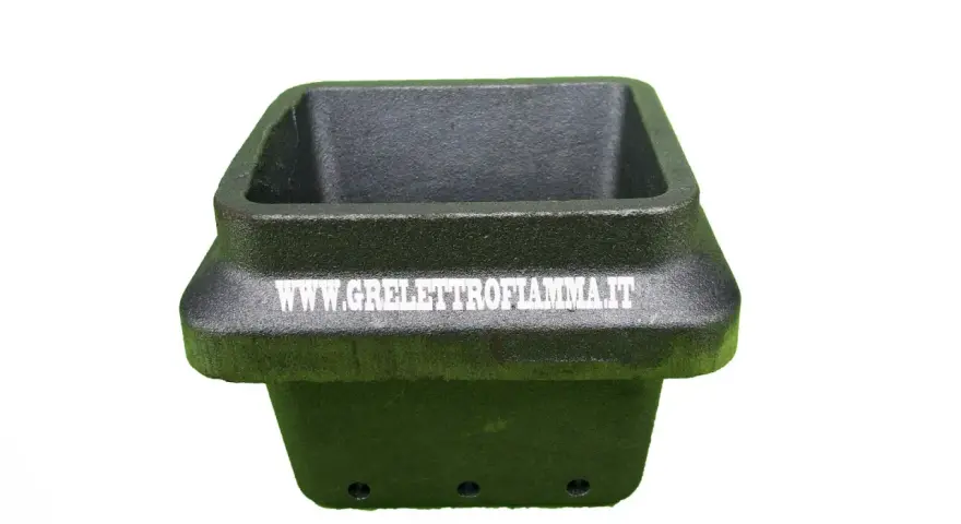 Braciere in ghisa per stufa a pellet, con logo "GRELETTROFIAMMA.IT" inciso. Sembra un ricambio per una stufa a pellet rotta.