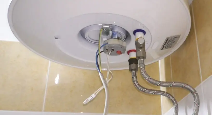 Dettaglio del termostato e dei collegamenti di uno scaldabagno, utile per capire se il termostato dello scaldabagno è rotto.