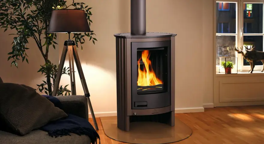 Stufa moderna con fiamme vive, pronta per la pulizia. Accanto, un divano accogliente e una lampada di design.