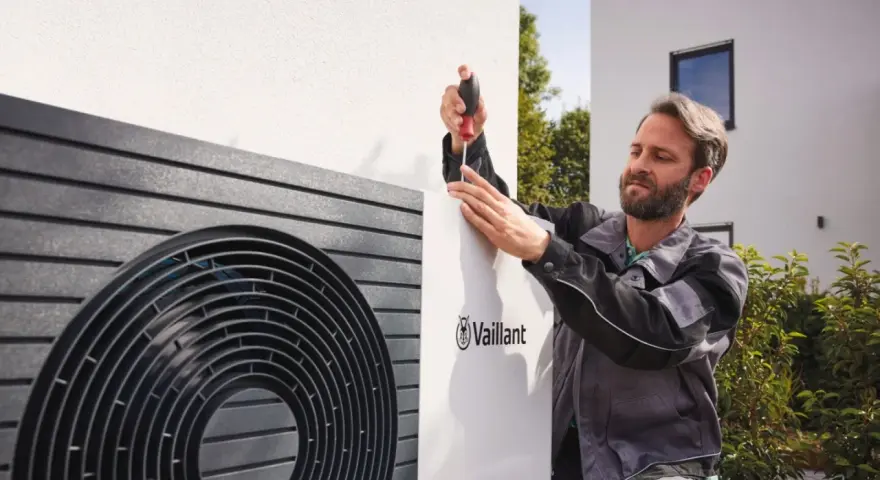 Tecnico controlla la pompa di calore Vaillant, forse per capire perché la pompa di calore non scalda.
