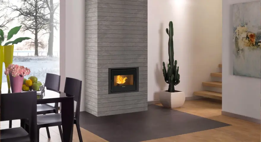 Camino a pellet con fiamme vive, un cactus e un tavolo da pranzo. Il pellet migliore qualità per un ambiente caldo.