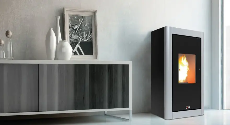 Stufa a pellet moderna con fiamme vive. Quanto dura un sacco di pellet? Dipende dall'uso, ma questa stufa è efficiente.