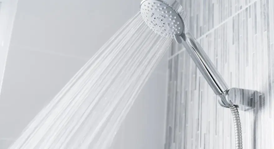 Doccia cromata con getti d'acqua. Il mio scaldabagno fischia quando apro acqua fredda, un suono strano.